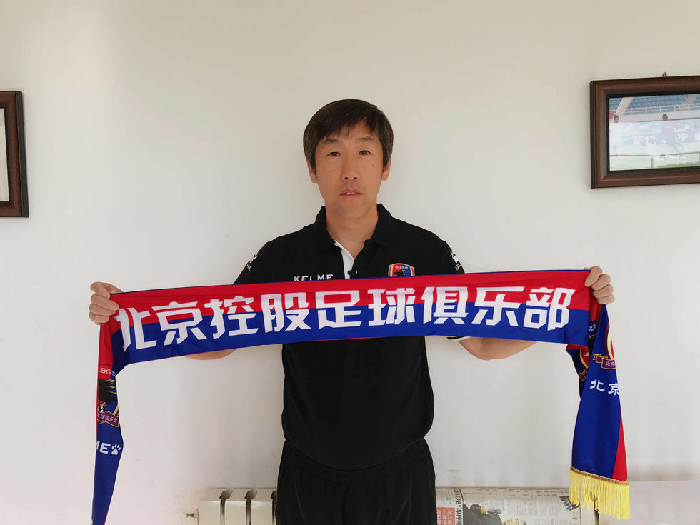 当他向特尔·比尔发出致命的一击时，由于是从躺在地上的利特尔·比尔的角度看过去的，因此令人感到头晕目眩当芒内骑马离开时，他不是走进夕阳，而是消失在一片漆黑的夜色中。